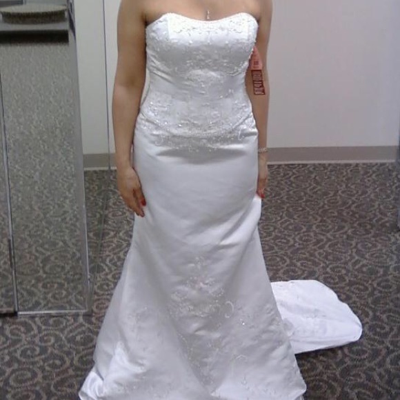 Davids Bridal Strapless Lace Up Wedding Dress